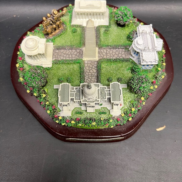 Washington D.C. Monuments Desk Statue - Picture 2 of 8